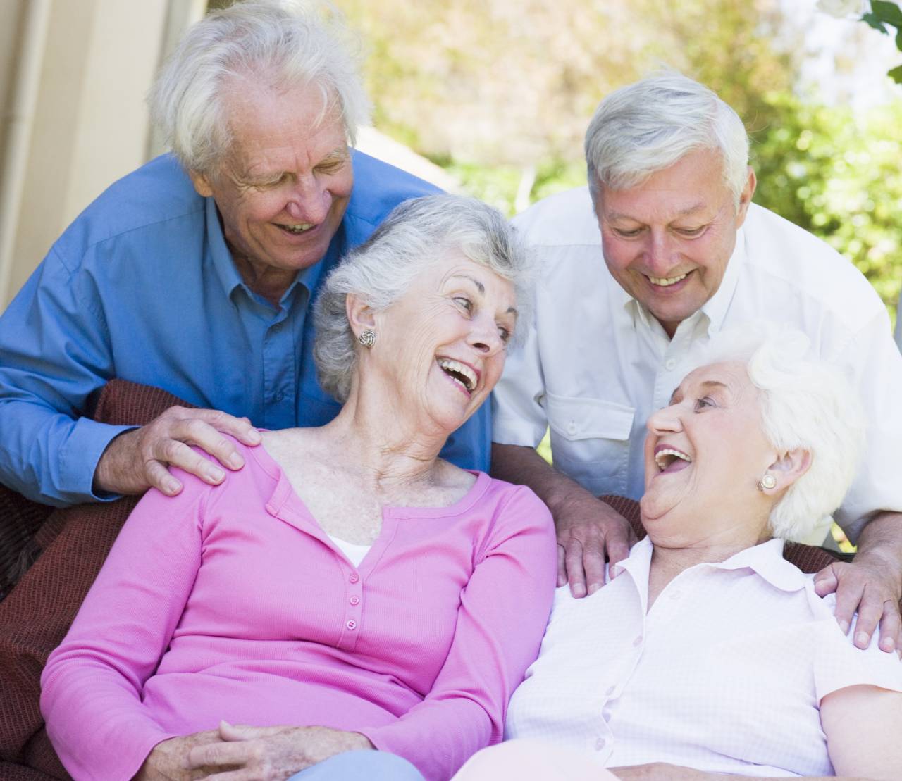 Adultos mayores sonriendo